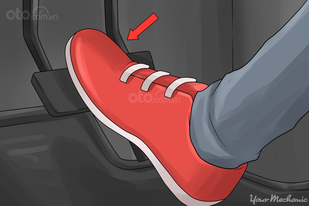  5 thói quen xấu có thể "giết chết" ô tô của bạn: Thẳng chân đè phanh