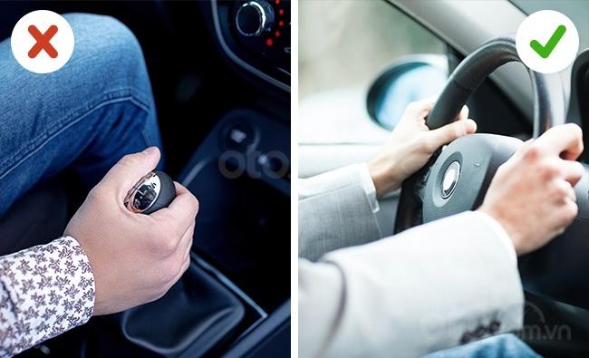  5 thói quen xấu có thể "giết chết" ô tô của bạn: Nghỉ tay trên cần số