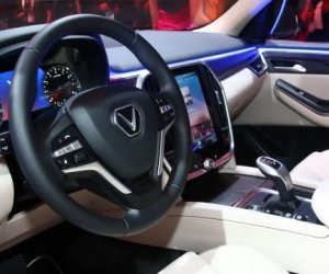 Đánh giá xe VinFast LUX SA2.0: Vô-lăng 3 chấu đa chức năng bọc da Đánh giá xe VinFast LUX SA2.0: Vô-lăng 3 chấu đa chức năng bọc da ...