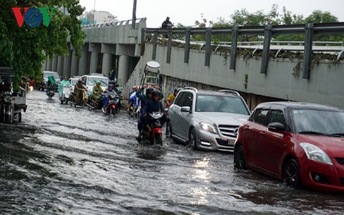 những lưu ý khi đi ô tô vào mùa mưa hình 1 nhung luu y khi di o to vao mua mua hinh 1