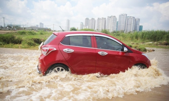 Những nguyên tắc vàng khi lái xe dưới trời mưa bão Những nguyên tắc vàng khi lái xe dưới trời mưa bão