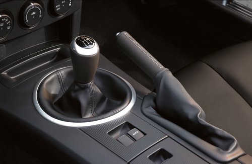 Phanh tay giúp làm giảm áp lực lên hộp số.