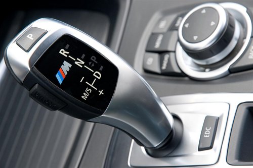 Lái xe vội vã chuyển từ R về D khi xe chưa dừng hẳn sẽ khiến hộp số phải chịu áp lực đột ngột.