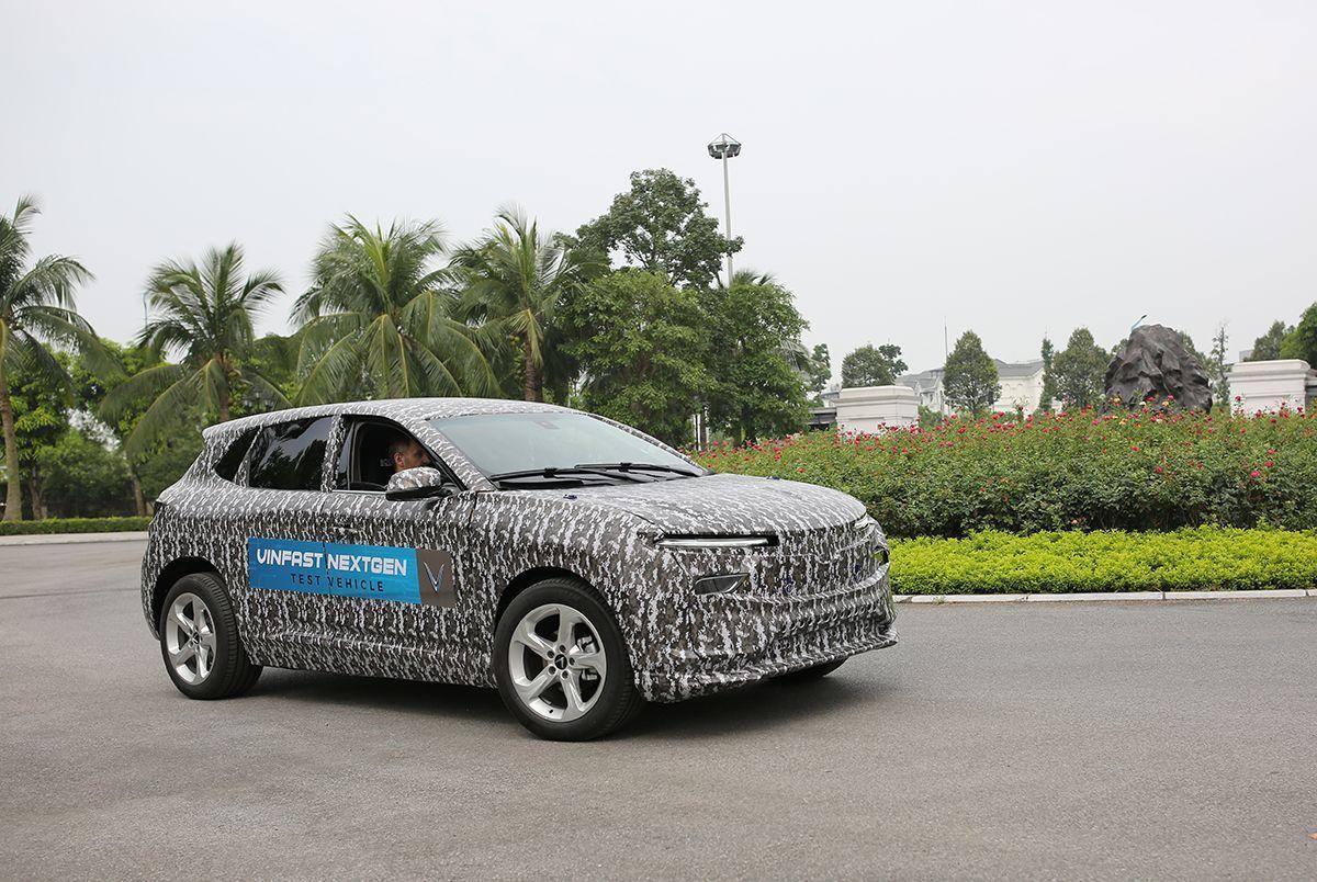 Những dấu ấn nổi bật của VinFast trong năm 2020: “Kẻ thách thức ngành công nghiệp ô tô thế giới” Ô tô điện VinFast lộ diện trên đường chạy thử xe-vinfast-2.jpg
