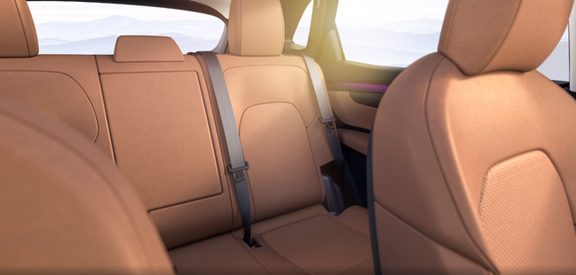 Lộ diện VinFast VF e35: Cỡ ngang Mercedes GLC, đặt cọc từ tháng 9, bán cả trong nước và Mỹ, Canada - Ảnh 8. Lộ diện VinFast VF e35: Cỡ ngang Mercedes GLC, đặt cọc từ tháng 9, bán cả trong nước và Mỹ, Canada - Ảnh 8.