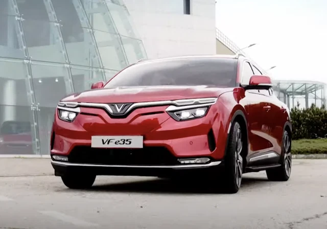 VinFast VF e35 đầu tiên lộ diện cùng một SUV lớn lạ lẫm tại Việt Nam: Ít nhất 2 phiên bản, động cơ như xe ra mắt tại Mỹ - Ảnh 3.