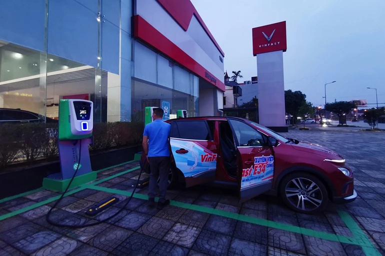 VinFast e34 thử thách hành trình xuyên Việt khi xăng tiến sát 30.000 đồng - 2