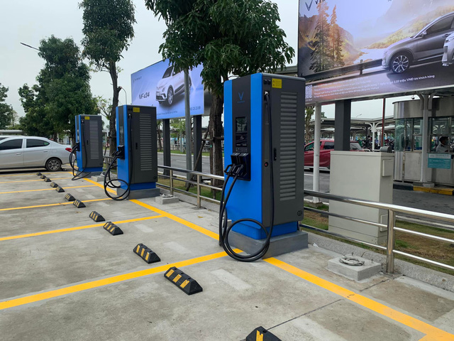 VinFast triển khai trạm sạc xe điện siêu tốc tại Việt Nam, công suất ngang ngửa Tesla - Ảnh 2. VinFast triển khai trạm sạc xe điện siêu tốc tại Việt Nam, công suất ngang ngửa Tesla - Ảnh 2.
