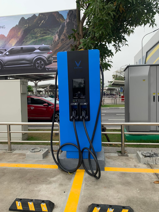 VinFast triển khai trạm sạc xe điện siêu tốc tại Việt Nam, công suất ngang ngửa Tesla - Ảnh 1. VinFast triển khai trạm sạc xe điện siêu tốc tại Việt Nam, công suất ngang ngửa Tesla - Ảnh 1.