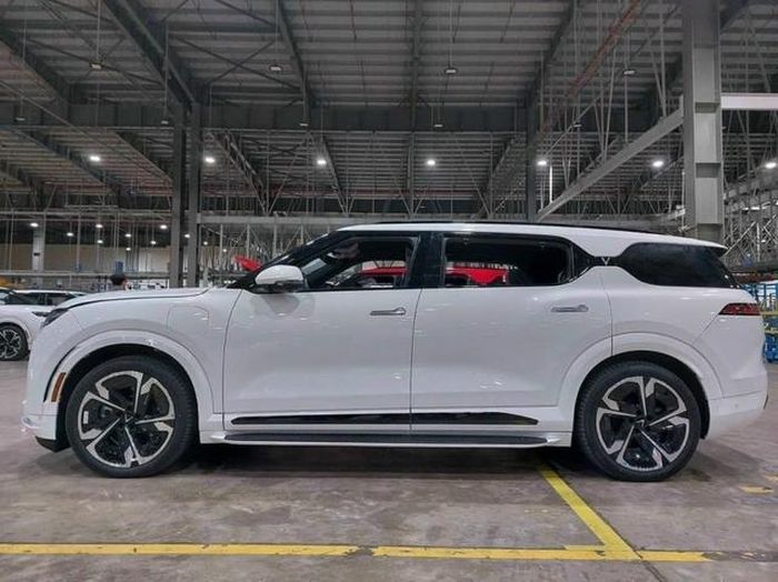 VF9 là mẫu SUV có kích thước lớn nhất thuộc phân khúc hạng E, phù hợp với nhu cầu sử dụng thường xuyên chở nhiều người. Xe còn có tùy chọn ghế ngồi thương gia với hàng ghế thứ hai tách rời, thiết kế dành riêng cho ông chủ, bà chủ.