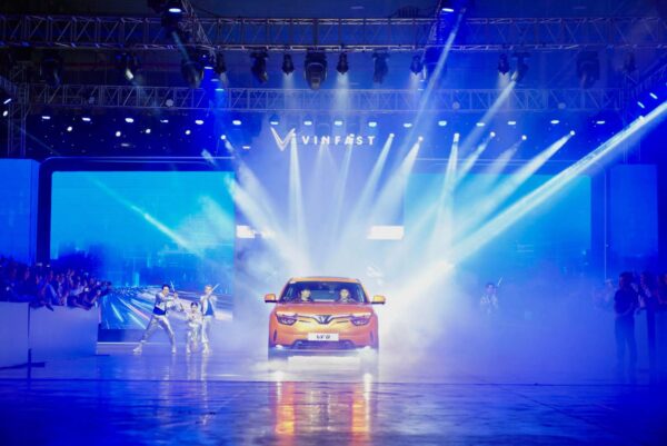 VINFAST BÀN GIAO 100 Ô TÔ ĐIỆN VF 8 ĐẦU TIÊN, CHUẨN BỊ XUẤT KHẨU RA ...