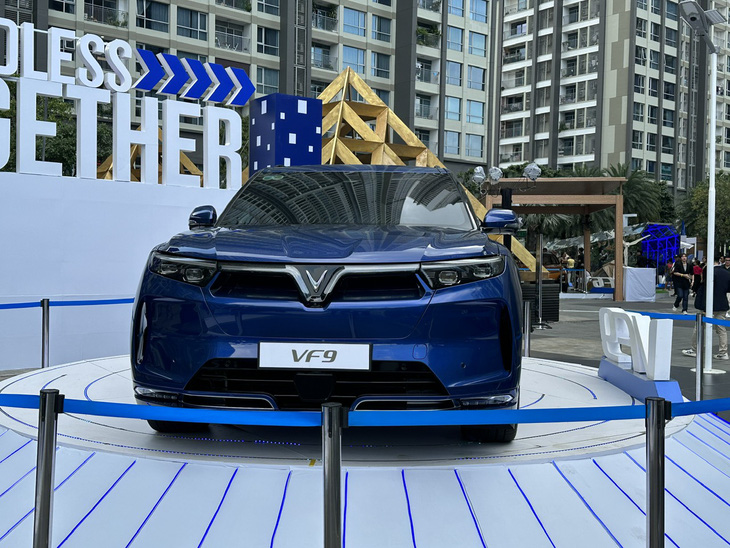 Ôtô điện 'siêu nhỏ' VinFast lần đầu xuất hiện tại TP.HCM - Ảnh 4. Trên các dòng xe VF 8, VF 9 hiện tại, hệ thống hỗ trợ lái trên đường cao tốc - Ảnh: CÔNG TRUNG