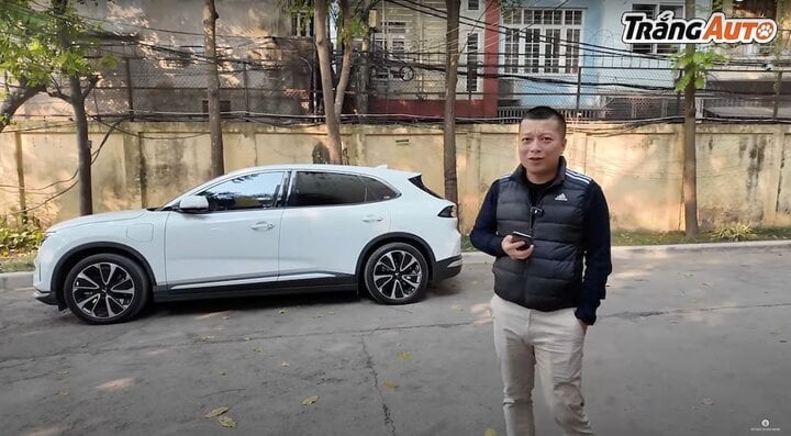 Admin kênh Trắng Auto đánh giá tính năng điều khiển xe từ xa rất thiết thực với người dùng.