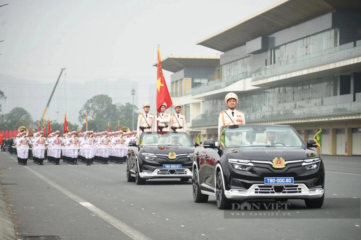 Diện kiến VinFast VF8 mui trần "thửa riêng" trong lễ diễu binh CSCĐ- Ảnh 1.