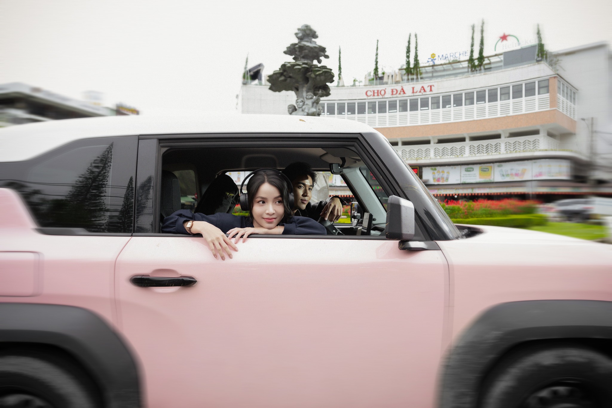 VF 3 đồng hành cùng hai bạn trẻ trên những cung đường lãng mạn của Đà Lạt