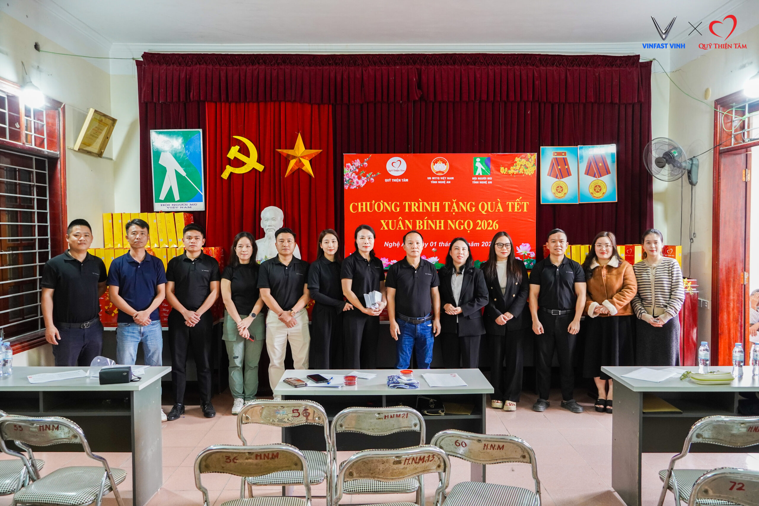 Tập thể VF Vinh chụp ảnh cùng đại diện Quỹ Thiện Tâm & Hội Người Mù tỉnh Nghệ An